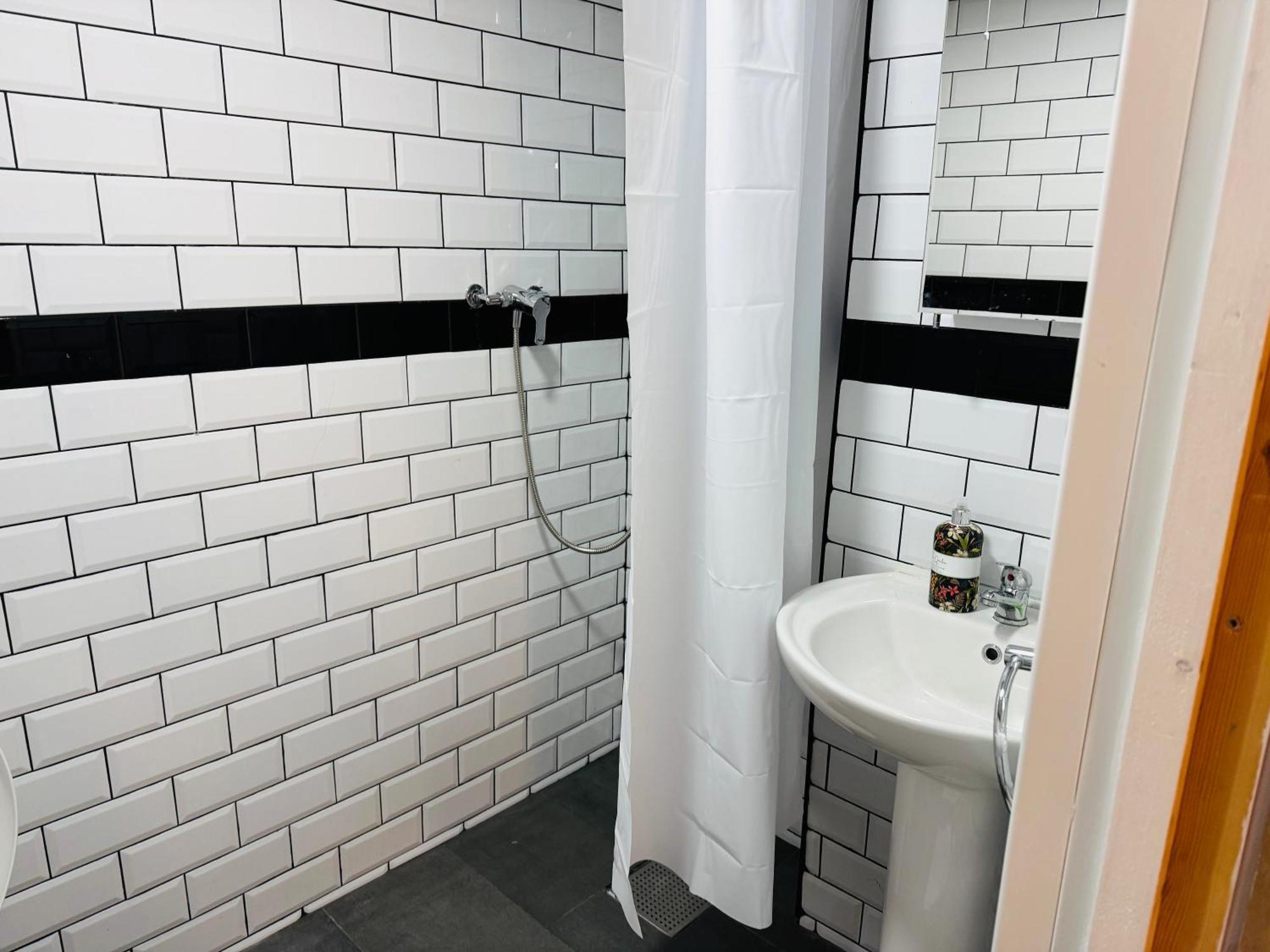 Hotel 24-7 Express Newport  Eksteriør bilde